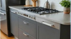 Монтаж алюминиевого плинтуса столешницы взамен пластикового.