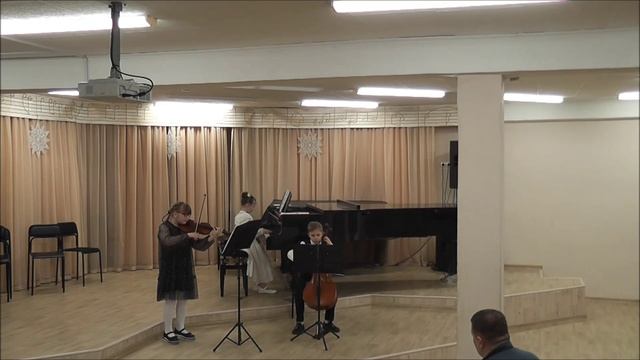 Новогодние струны. Концерт струнного отдела-2025 смотреть онлайн