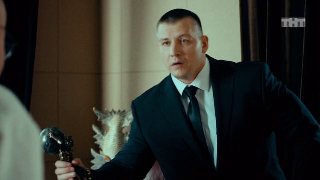 СашаТаня. У Сильвестра новый охранник, его цель разорить Сергеева. Саша это узнал и позвал Гену смотреть онлайн