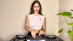 DJ-MRL - Just a chill girl mix (deepafro house)