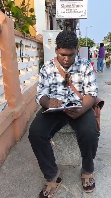 Набережная г. Пудучерри на Индийском океане. Встреча с художником. Нарисовал меня за 10 минут.