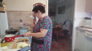 Жизнь в деревне. Хроника дня: С утра размялись. На обед щи и котлеты