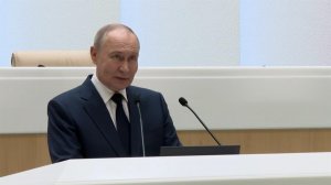 Владимир Путин призвал сенаторов отстаивать интересы регионов.