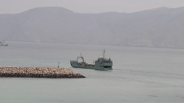 уходит из порта