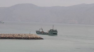 уходит из порта