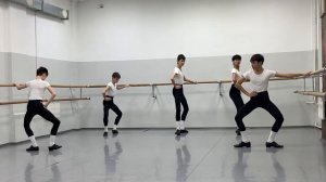 Экзамен по классическому балету у мальчиков.