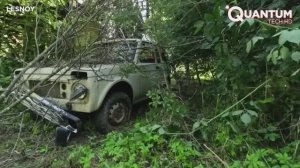 Мужчина восстанавливает брошенную машину, раздавленную под упавшим деревом. Нача