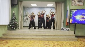 Путешествие сквозь время: новогодний огонёк, танец.