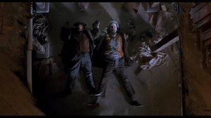 Один Дома 2 Тяжелая железяка по зубам липким бандитам. Самый угарный момент.