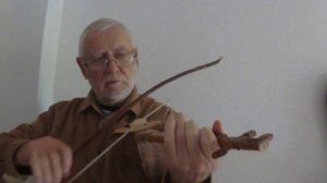 Эрху с грифом изготовлен полностью из древесины за несколько часов