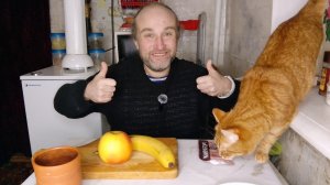 завтрак с Рыжулей. почти спонтанно сходил в храм. мукбанг. обжор. еда на камеру. диета. шизофрения.