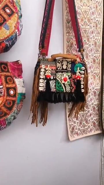 Набережная г. Пудучерри с древними столбами и памятником Махатма Ганди, с базаром народных промыслов