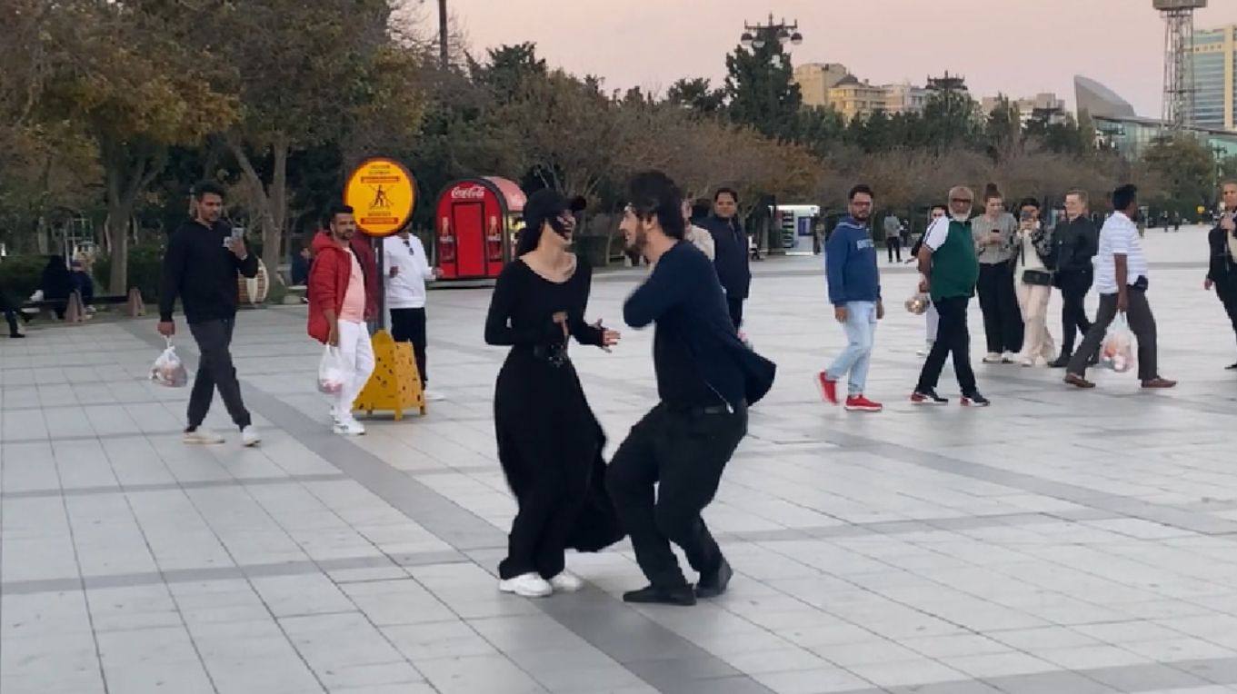 Девушка Танцует С Парнями Класс Чеченская Лезгинка 2025 Lezginka ALISHKA Chechen Dance Baku Bulvar смотреть онлайн