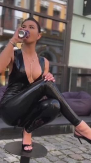 Привлекательные и стильные кожаные леггинсы для женщин// кожаные