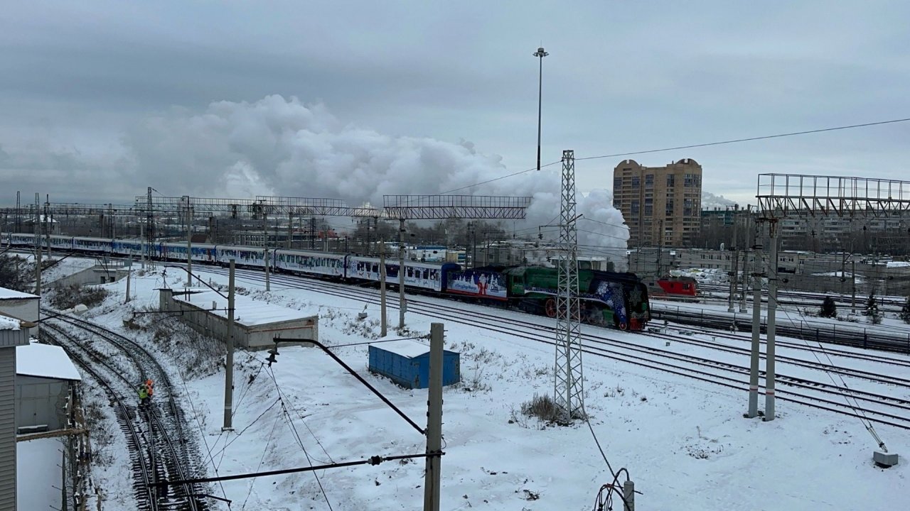 Паровоз «Генерал» П36-0096 с «Поездом Деда Мороза» в Челябинске, декабрь 2025 года смотреть онлайн