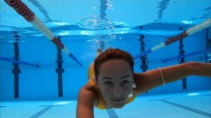 девушка под водой в басейне