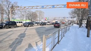 Фуры не могут разъехаться на Воронежской-Большой из-за снега