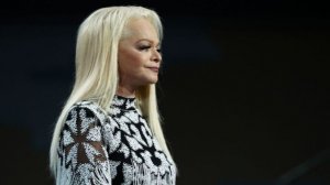 Долина не ответила на вопросы журналистов перед судом о ее выселении из квартиры