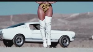 Девушки любят раздеваться  в авто