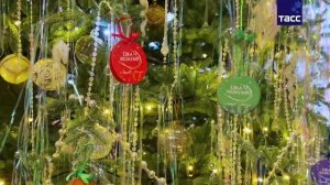 Лавров на "Елке желаний" в шутку предложил чуть подождать с подарочным глобусом