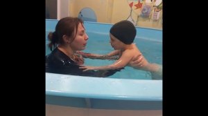 Тимофей  с Катей на занятиях по плаванию