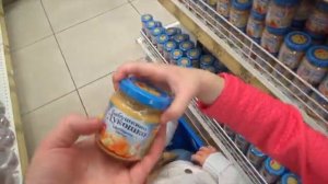 в детском магазине покупает новые игрушки