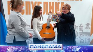 ⚡️Акустическую гитару вручили дончанке Ане Салиевой от руководителя Росаккредитации Дмитрия Вольвича