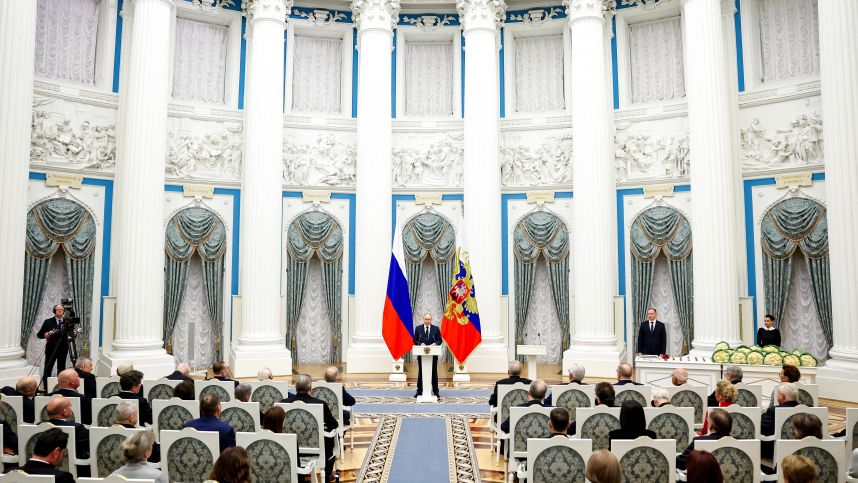 Верность долгу: кто получил госнаграды в Кремле накануне Нового года