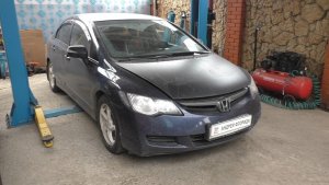 Замена правой подушки двигателя на Honda Civic 1,8 Хонда Цивик 2007 года