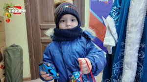 Вручают подарки детям участников СВО