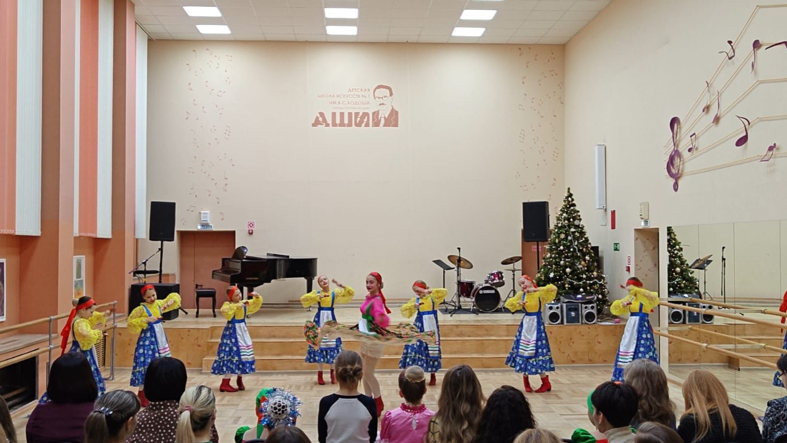 НОВОГОДНИЙ КОНЦЕРТ В ДШИ №1. ТАНЕЦ "ЗВОНКИЕ ЛОЖКИ", АНТ "ЛЕБЁДУШКИ". смотреть онлайн