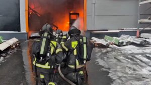 В Тульской области говорит здание цеха по производству сендвич-панелей: видео