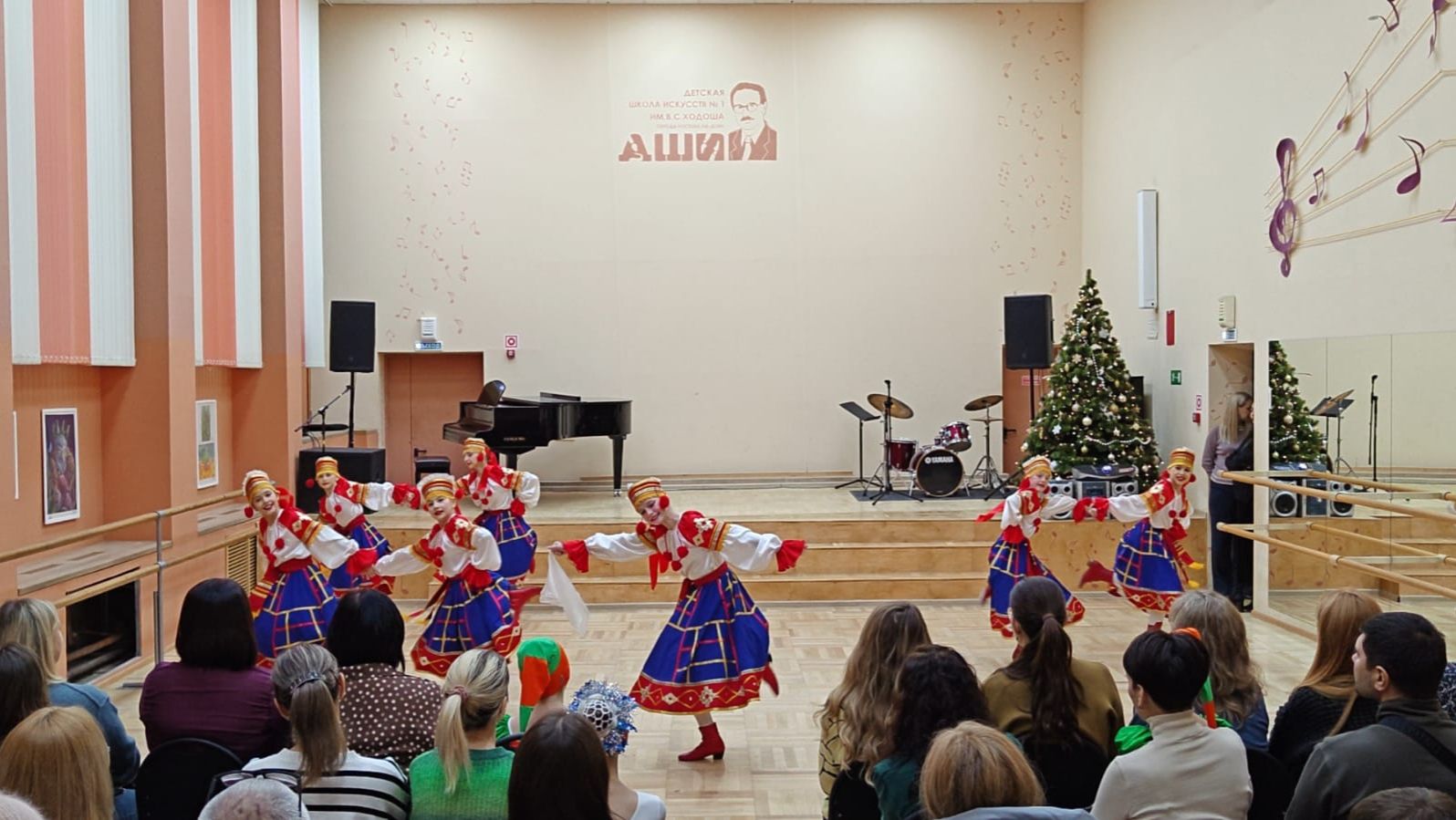 НОВОГОДНИЙ КОНЦЕРТ В ДШИ №1. ПРЕМЬЕРА ТАНЦА "БЕЛГОРОДСКАЯ ИГРОВАЯ", АНТ "ЛЕБЁДУШКИ". смотреть онлайн