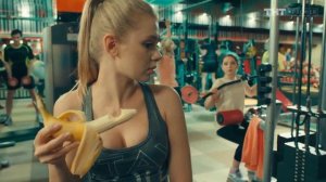 СашаТаня. Таня разрешила Кате есть банан только сбоку, так как все мужчины сразу хотят познакомится