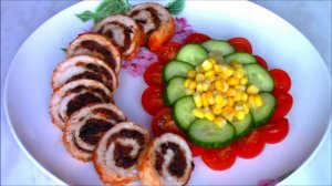 Куриный рулет с пикантной начинкой для застолья.