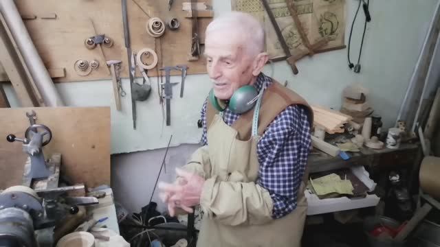 Роальд Доминикович учит как правильно точатся ножи