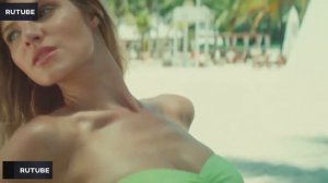 Почти голые девушки на море