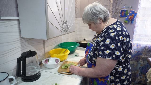 ЭКОНОМ САЛАТ НА НОВЫЙ ГОД 2026 гости съедят первым Рецепт от мудрой пенсионерки смотреть онлайн