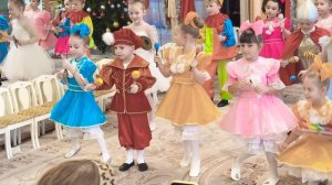 Новый год в детском саду. Новогодний утренник в детском саду. Новогодний праздник в детском саду.