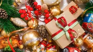 Новогодние игрушки свечи и хлопушки