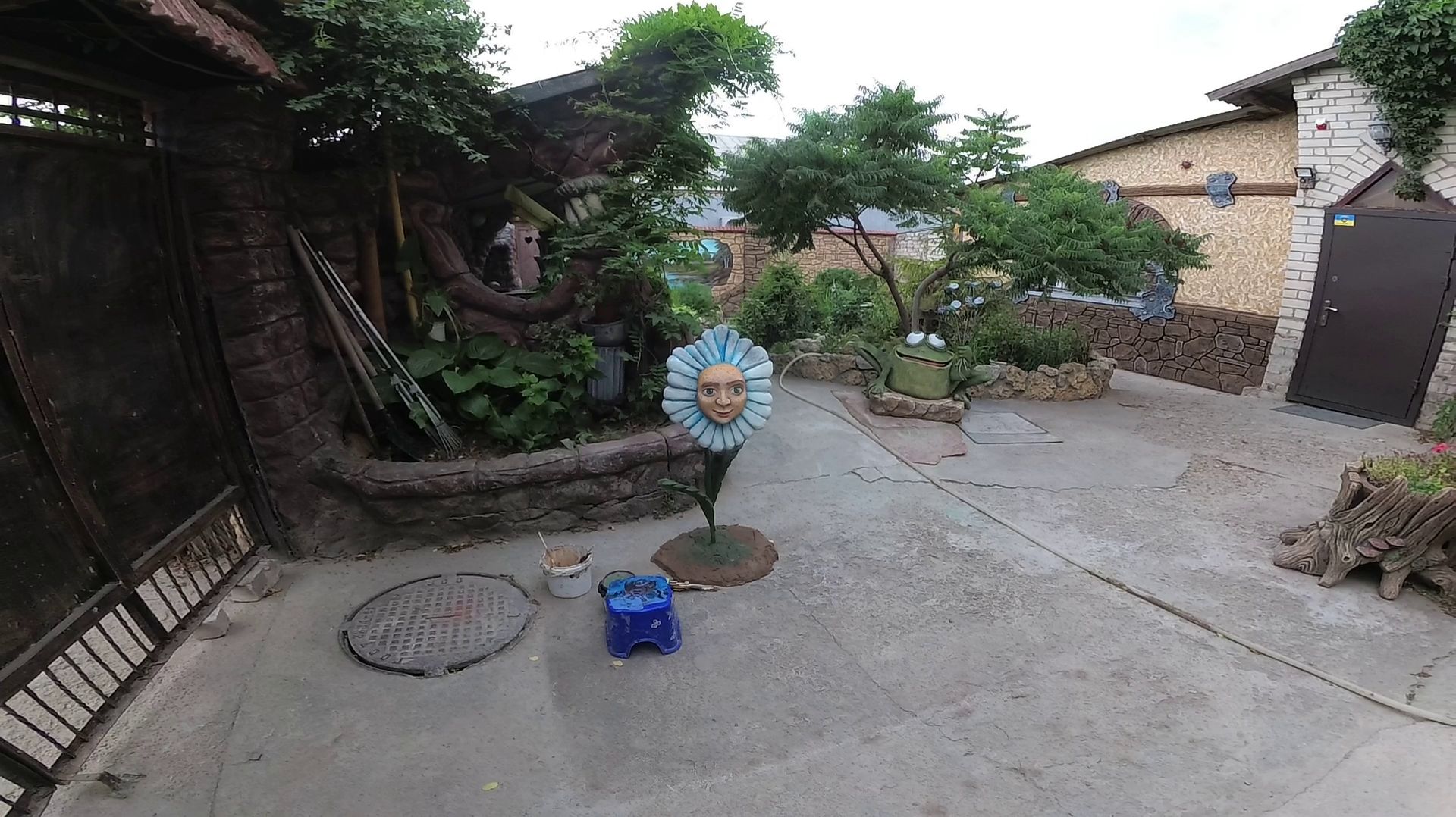 оформление усадьбы 30  лет  спустя что стало с декоративной штукатуркой.беседка цветочник забор. смотреть онлайн