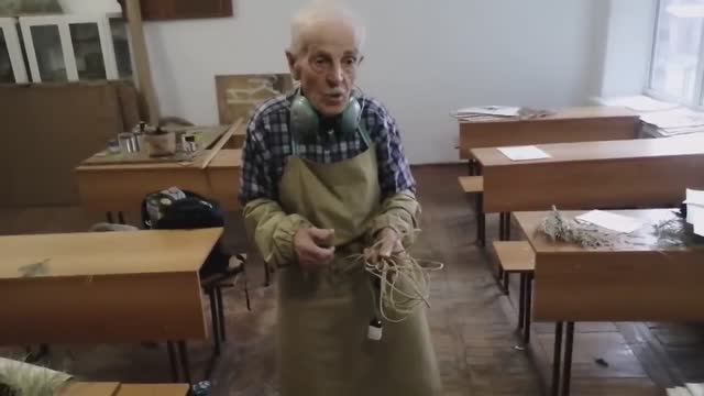 Роальд Доминикович учит как правильно сматывать веревку