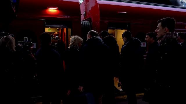 Обновленный поезд Красная стрела отправился в первый рейс с Московского вокзала Петербурга