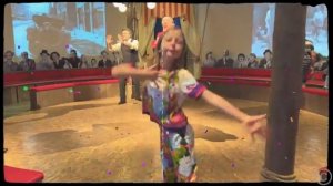 Настя и папа знакомятся с животными в зоопарке