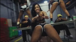 Очень красивые девочки зажигают в автобусе