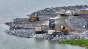 Лучший водитель бульдозера Shantui, разгружающий озеро камнями с помощью самосвала весом 25 тонн