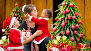 Собираю урожай питахайи для продажи на рынке. Теплые рождественские приготовления с моим сыном