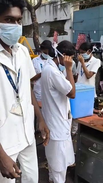 Индия. Пудучерри. Каждый день у Храма Ганеши медсестры бесплатно раздают детям витамины для здоровья