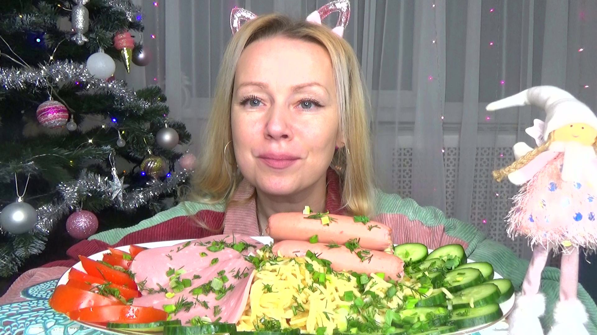 Мукбанг макароны с сосисками и с колбасой, овощи. Еда на камеру. смотреть онлайн