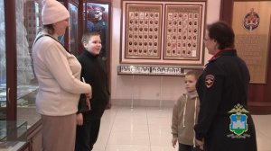 В Орле Полицейский Дед Мороз пригласил юного волонтёра СВО на экскурсию в музей областного УМВД